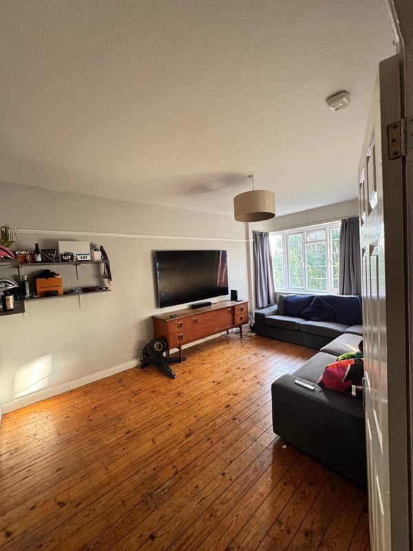 Room Wyke Road in Greater London
