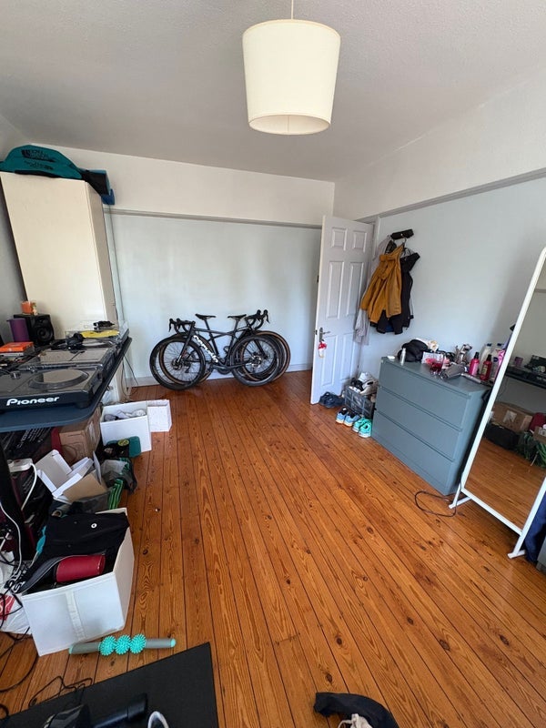 Room Wyke Road in Greater London