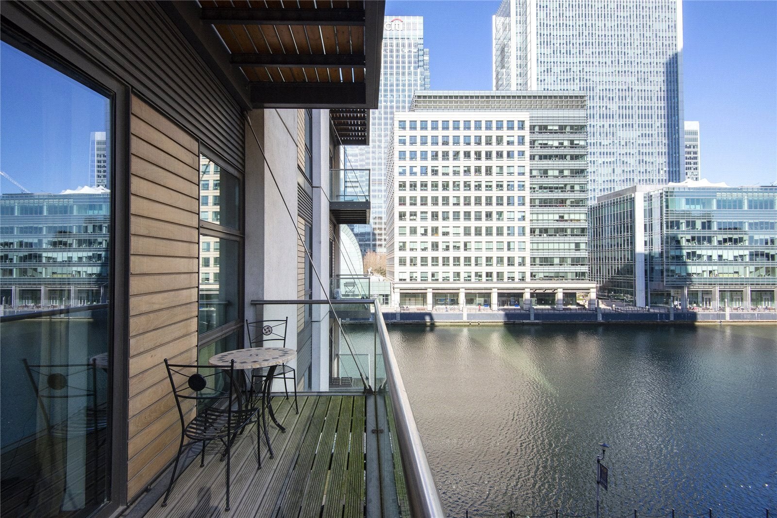 Flat Dockyard Lane in Greater London