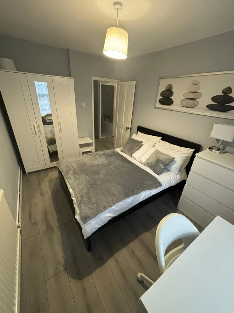 Room Cannon Street Road in Greater London