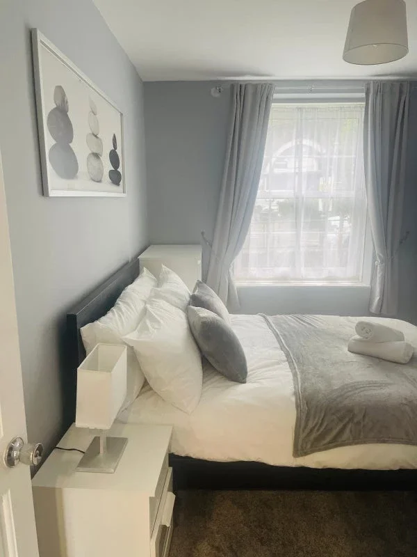 Room Cannon Street Road in Greater London