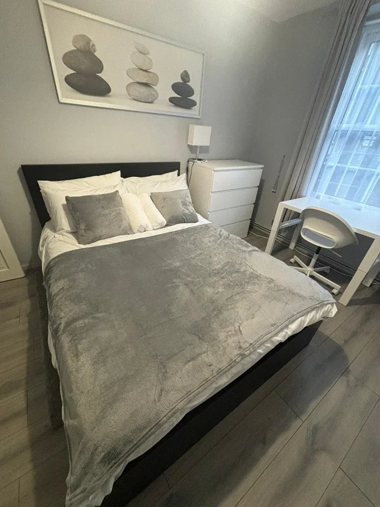 Room Cannon Street Road in Greater London