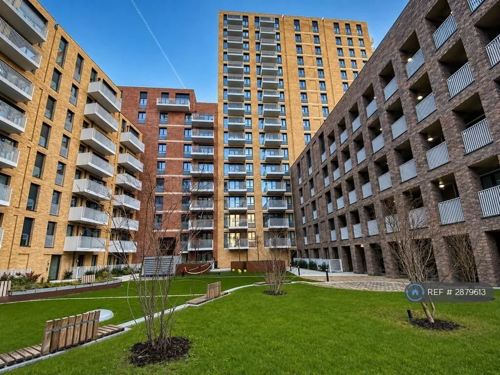 Flat Lakeside Drive in Greater London