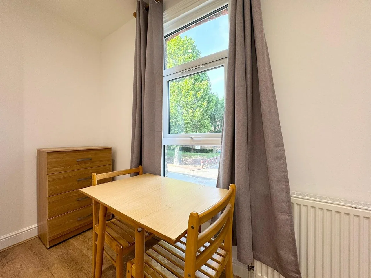 Flat Duncombe Road in Greater London