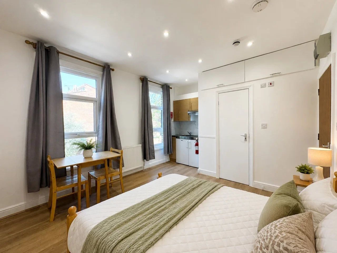 Flat Duncombe Road in Greater London