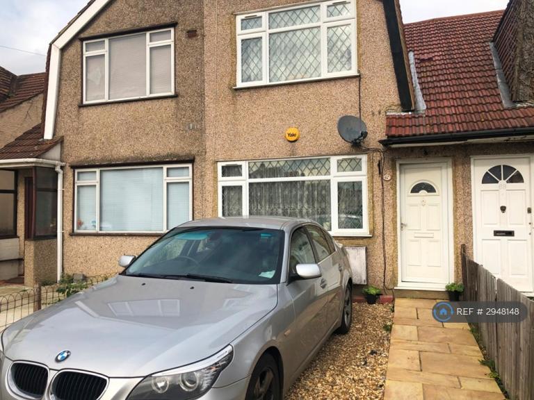 House Saunton Avenue in Greater London
