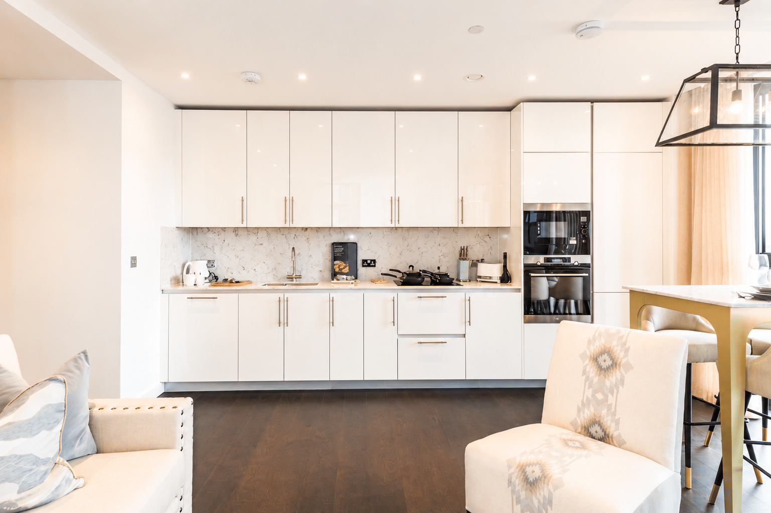 Flat Ponton Road in Greater London