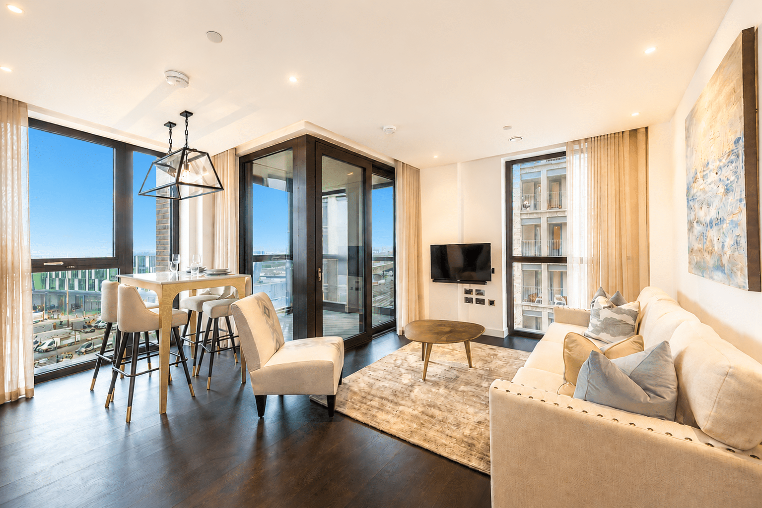 Flat Ponton Road in Greater London