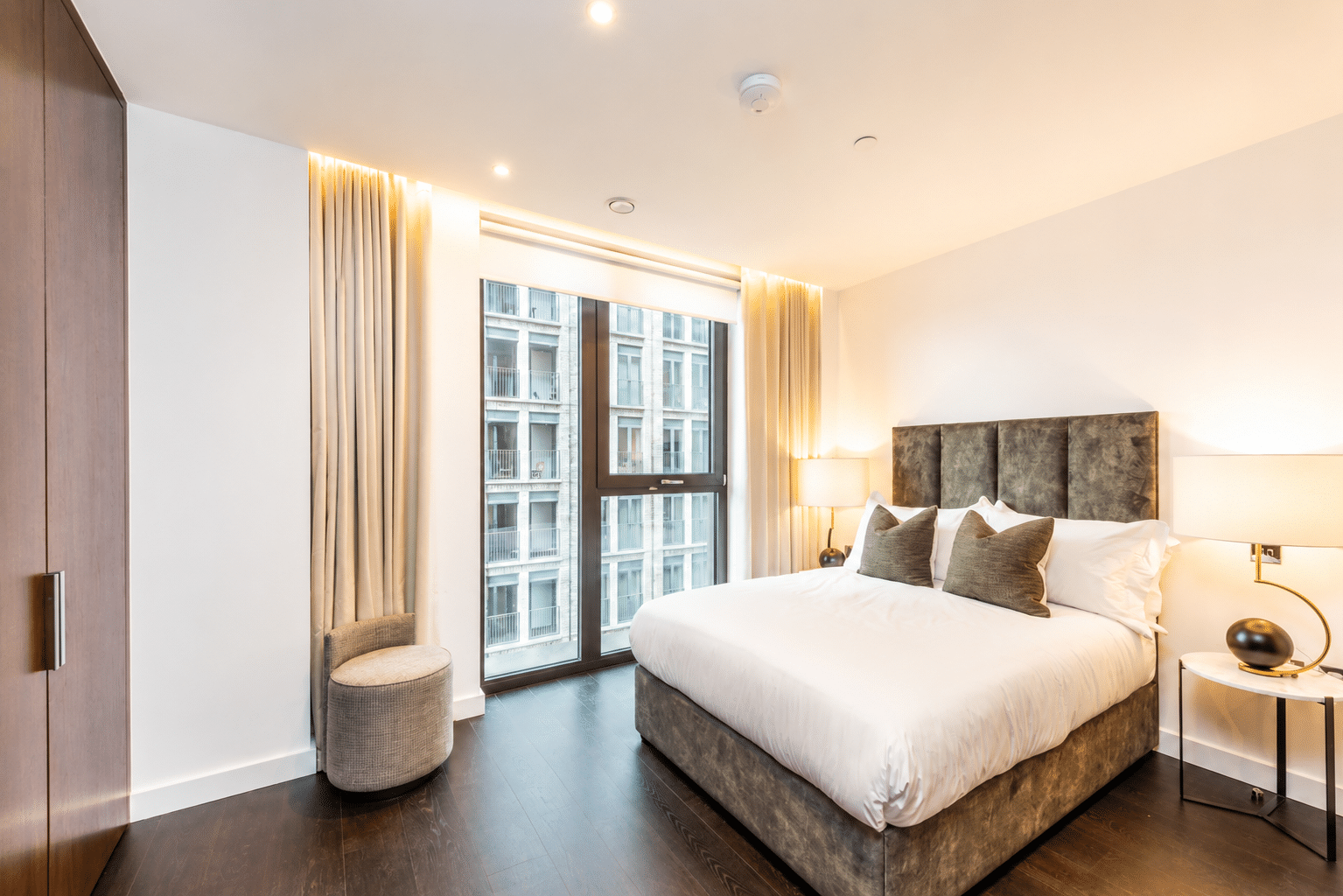 Flat Ponton Road in Greater London
