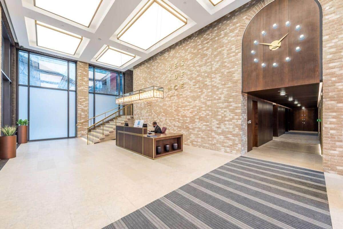 Flat Ponton Road in Greater London