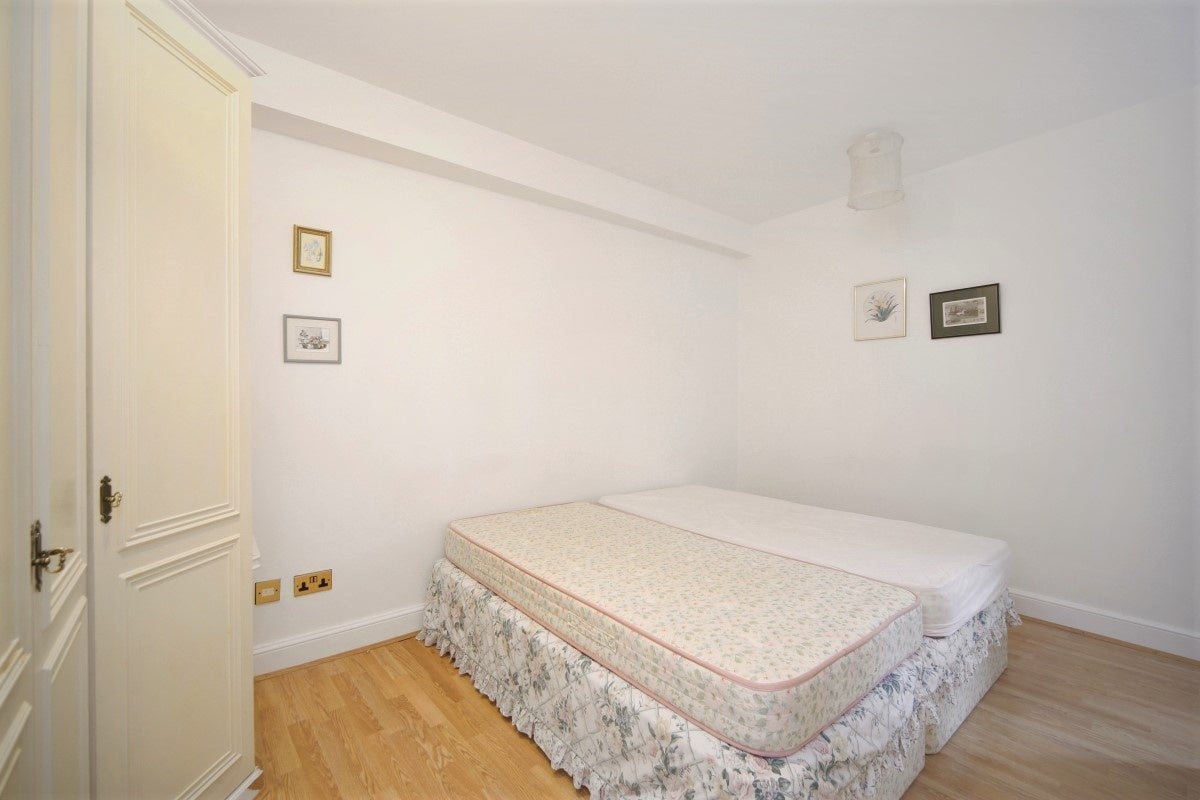 Flat Lucan Place in Greater London