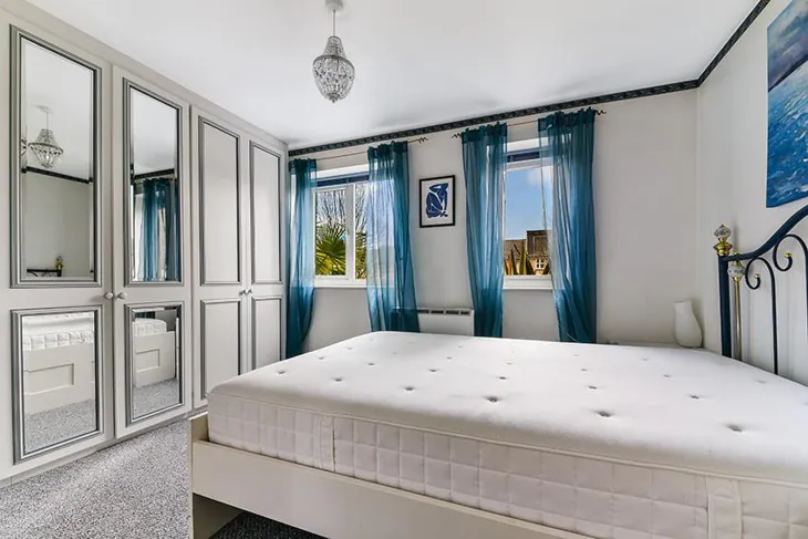 Flat Ferguson Close in Greater London