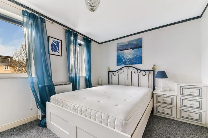 Flat Ferguson Close in Greater London