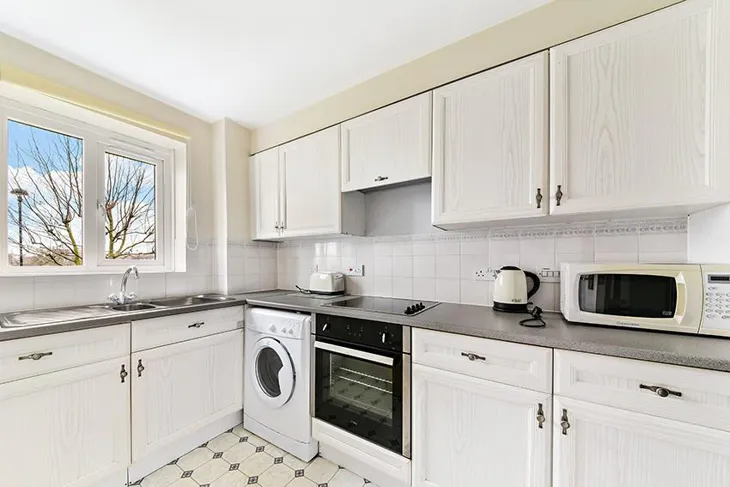 Flat Ferguson Close in Greater London