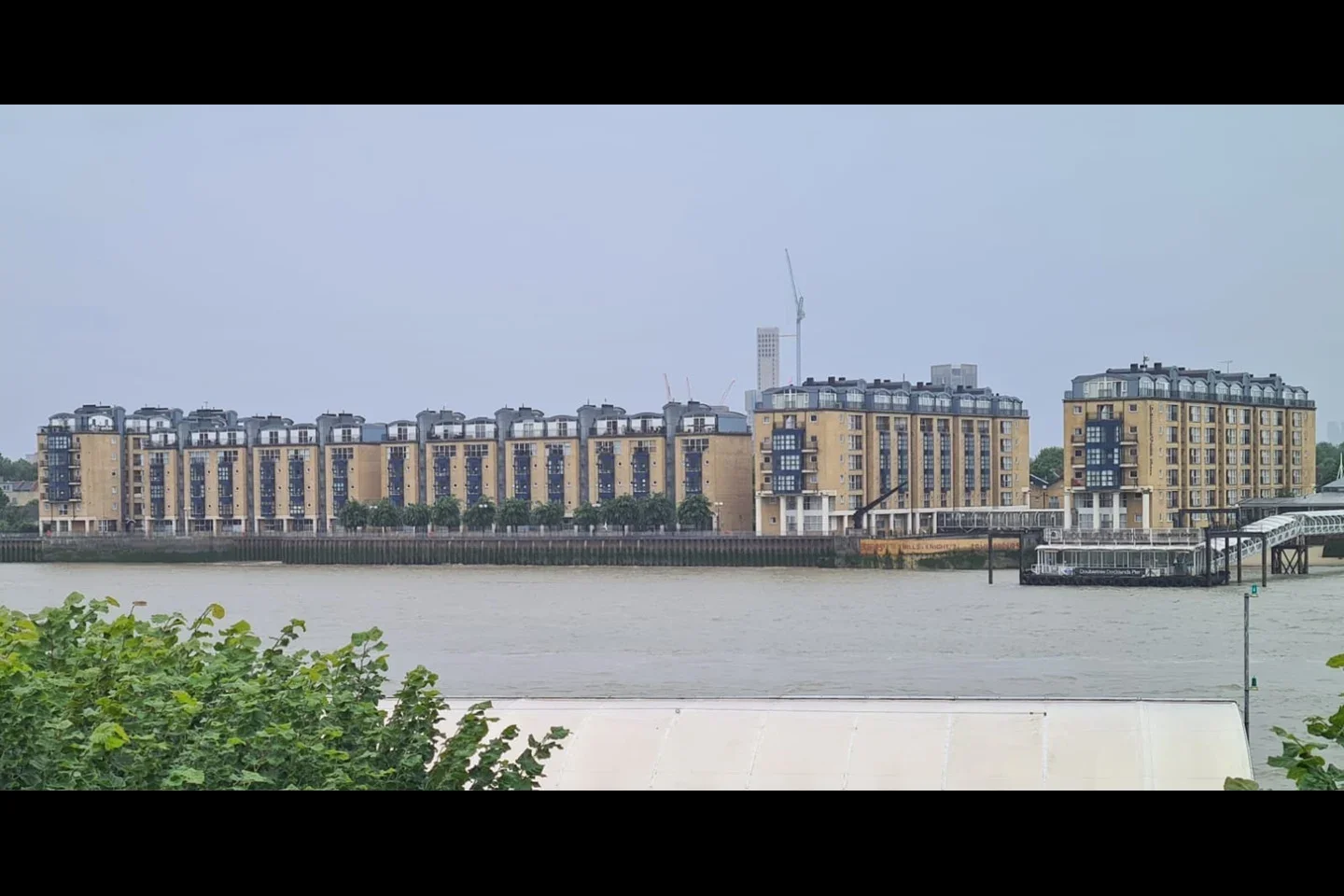 Flat Rotherhithe Street in Greater London