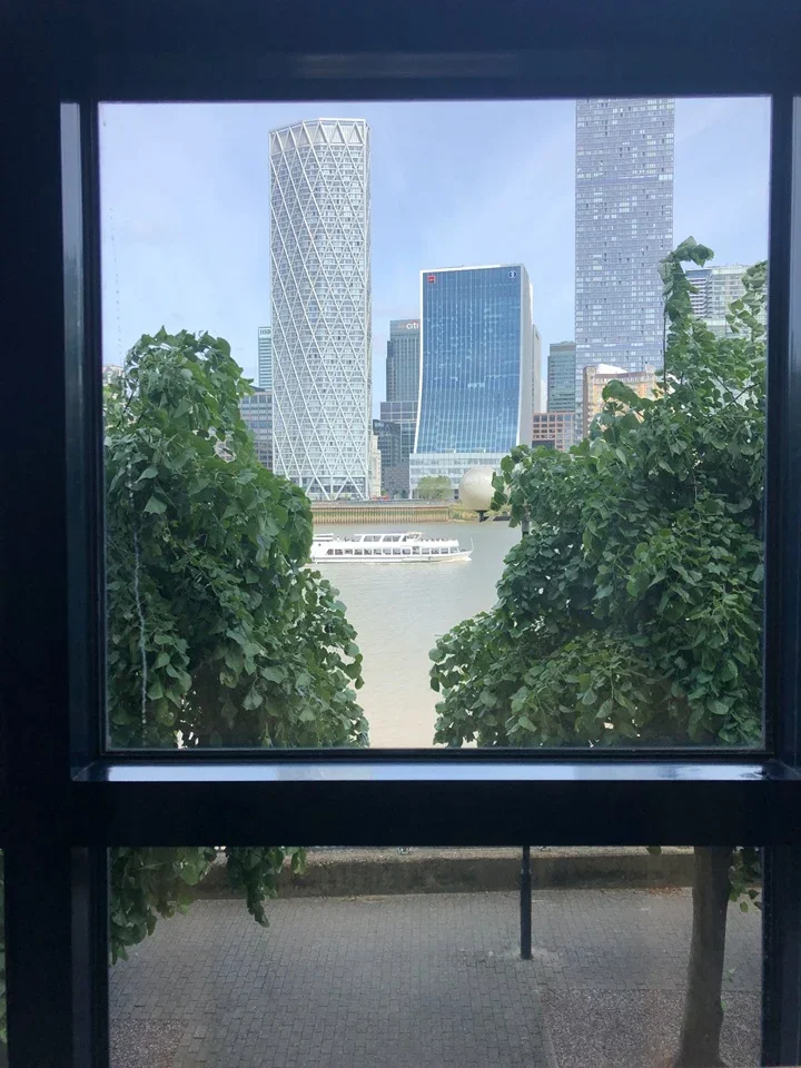 Flat Rotherhithe Street in Greater London