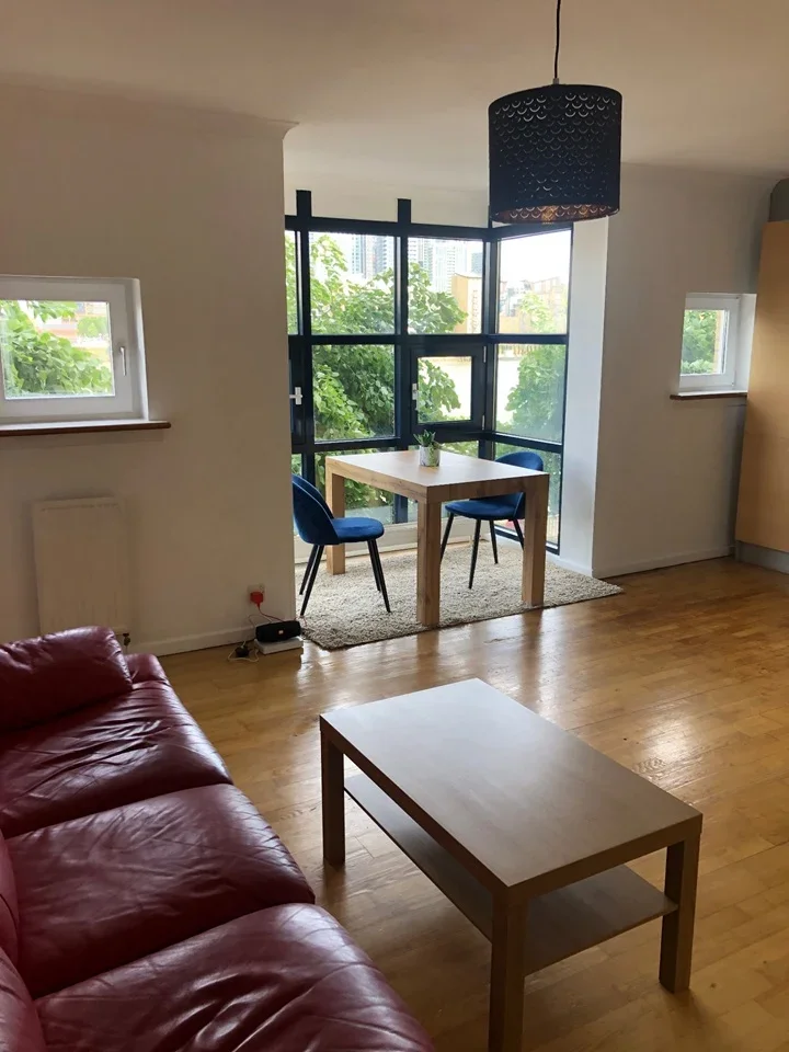 Flat Rotherhithe Street in Greater London