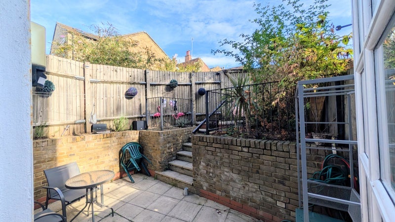 Room Grove Road in Greater London