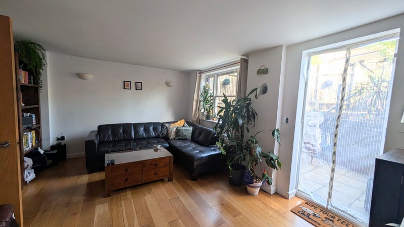 Room Grove Road in Greater London
