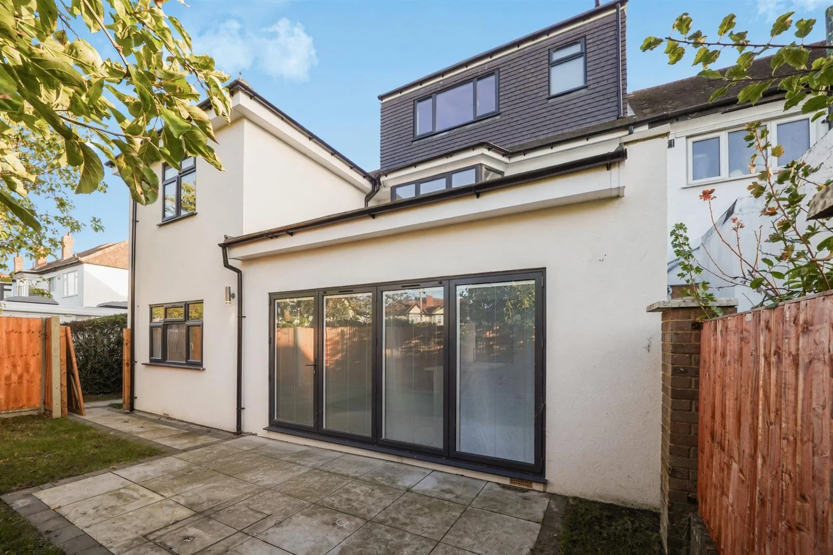 Flat West Court in Greater London