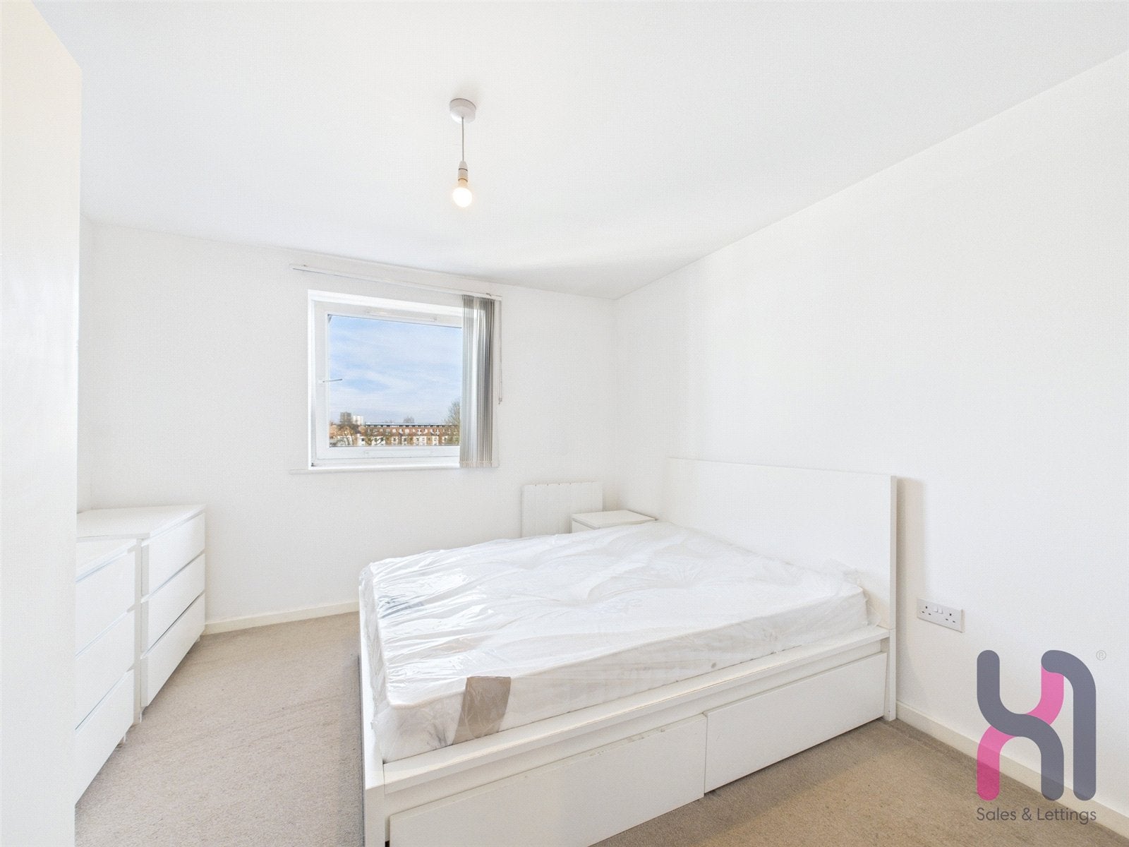 Flat Elmira Way in Salford