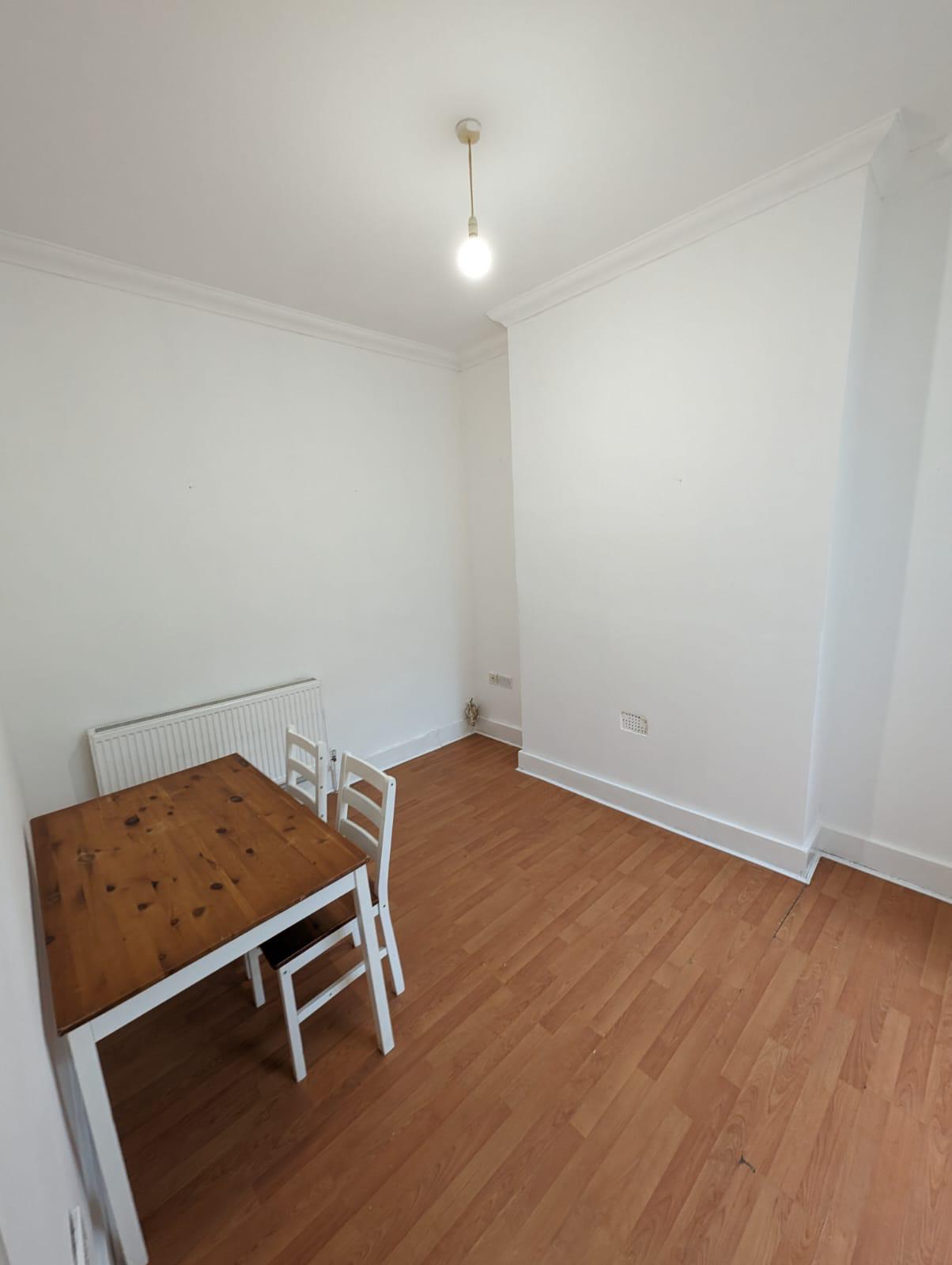 Flat Effingham Road in Greater London