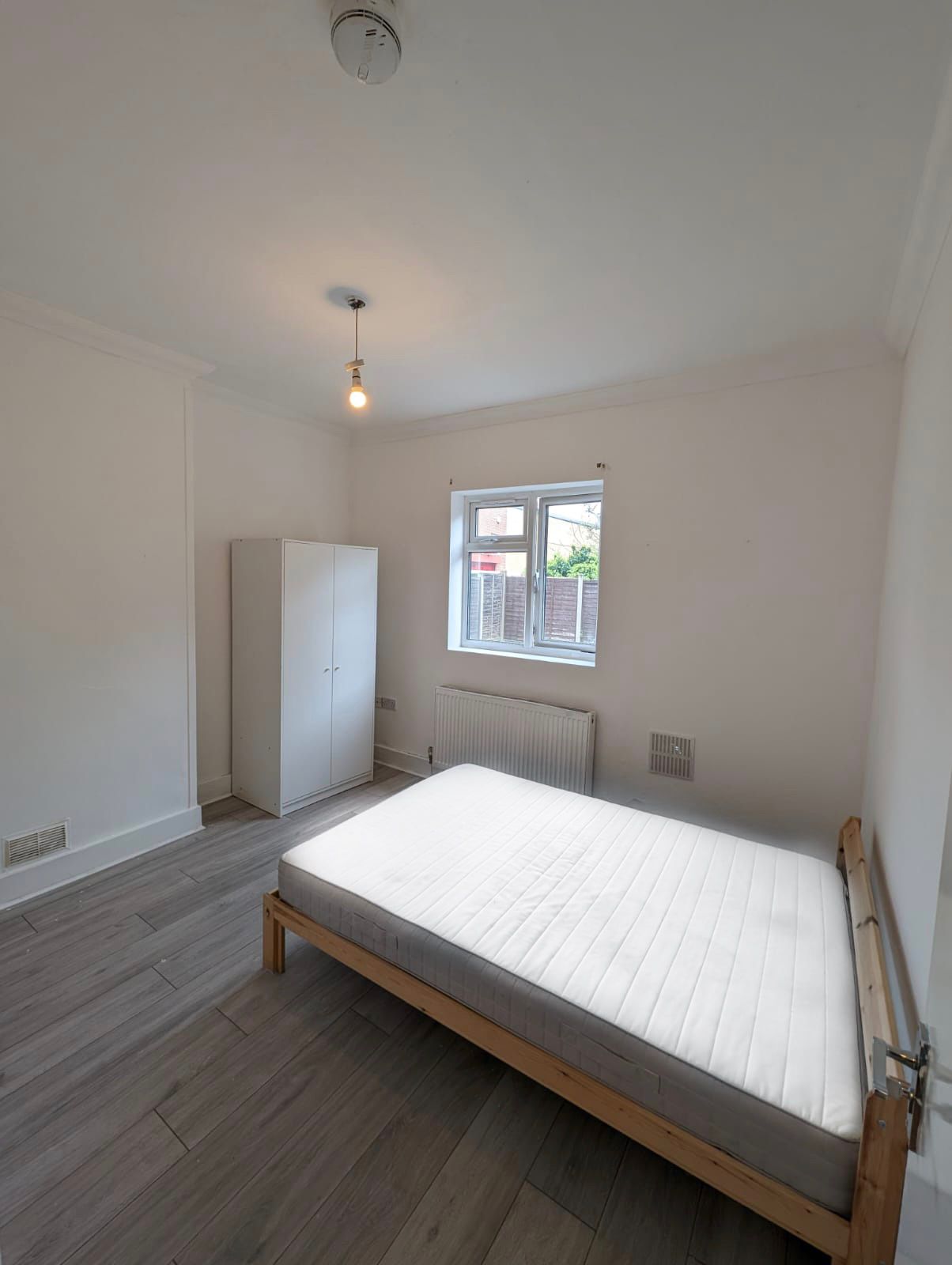 Flat Effingham Road in Greater London