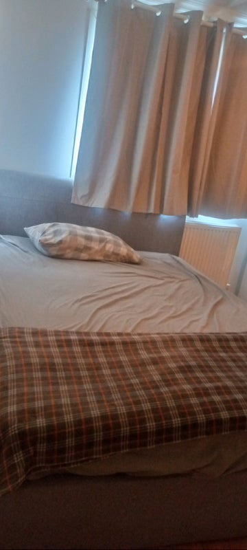 Room Breezehurst Drive in Crawley