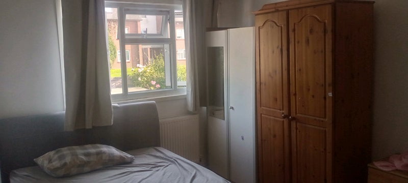 Room Breezehurst Drive in Crawley