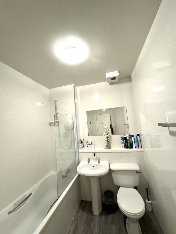 Room Glasgow Road in Clydebank