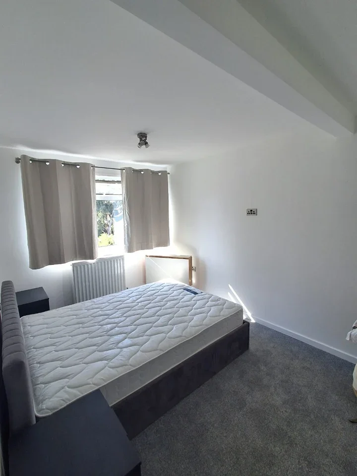 Room Orlando Gardens in Epsom and Ewell