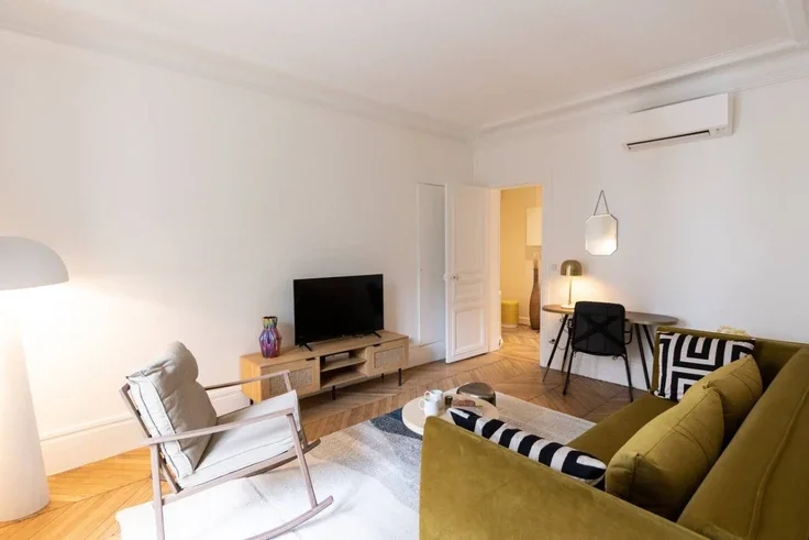 Flat Avenue de Wagram in Paris