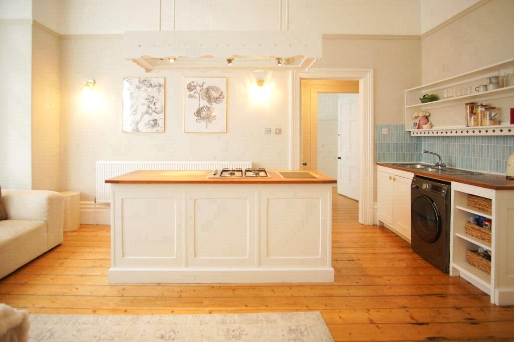 Flat Blenheim Road in Bristol