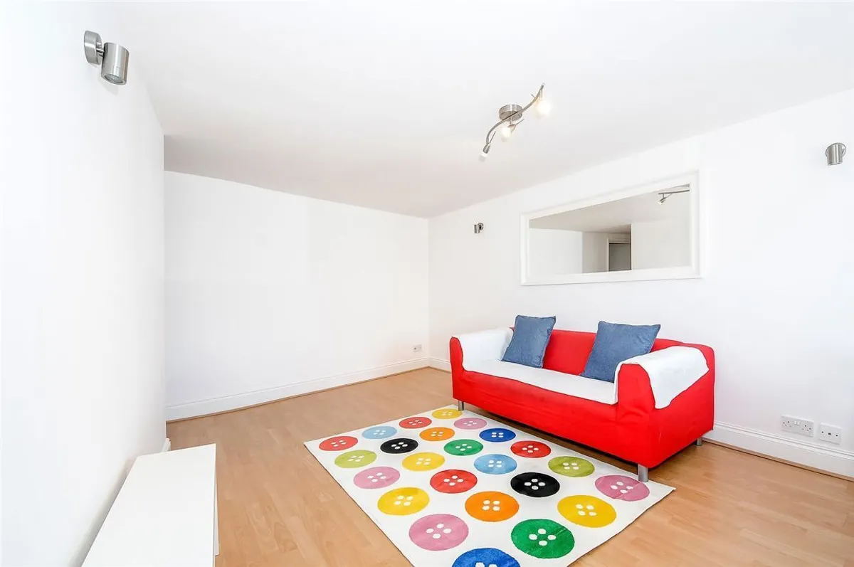 Flat Clapham High Street in Greater London