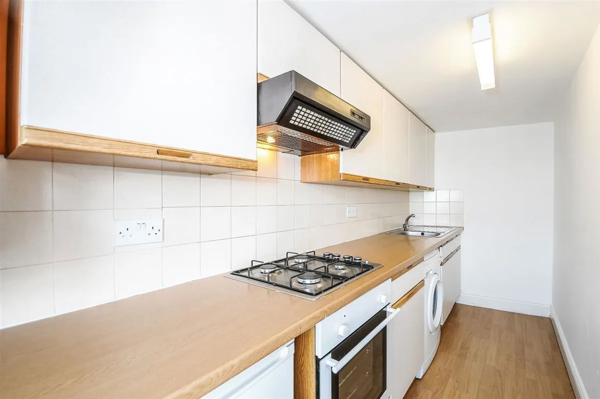 Flat Clapham High Street in Greater London