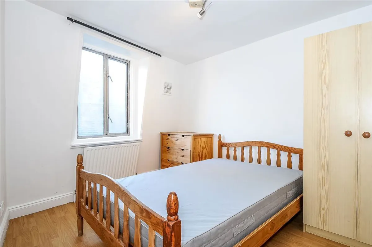 Flat Clapham High Street in Greater London