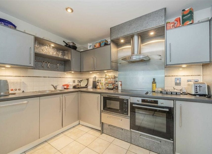 Flat Bridgefoot in Greater London