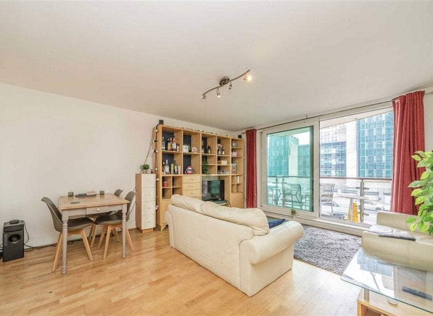 Flat Bridgefoot in Greater London