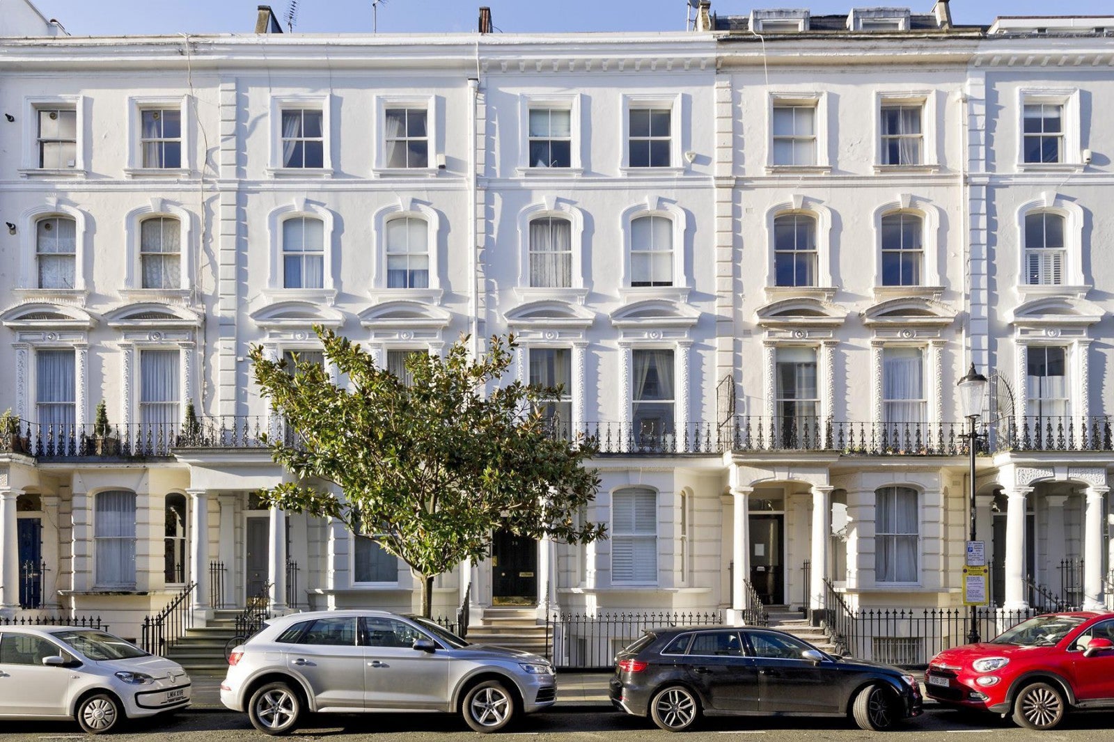 Flat Arundel Gardens in Greater London