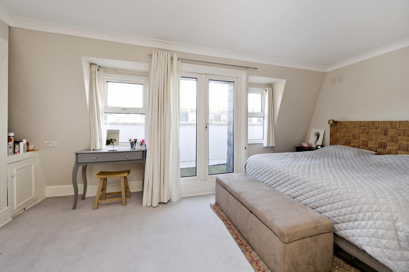 Flat Arundel Gardens in Greater London