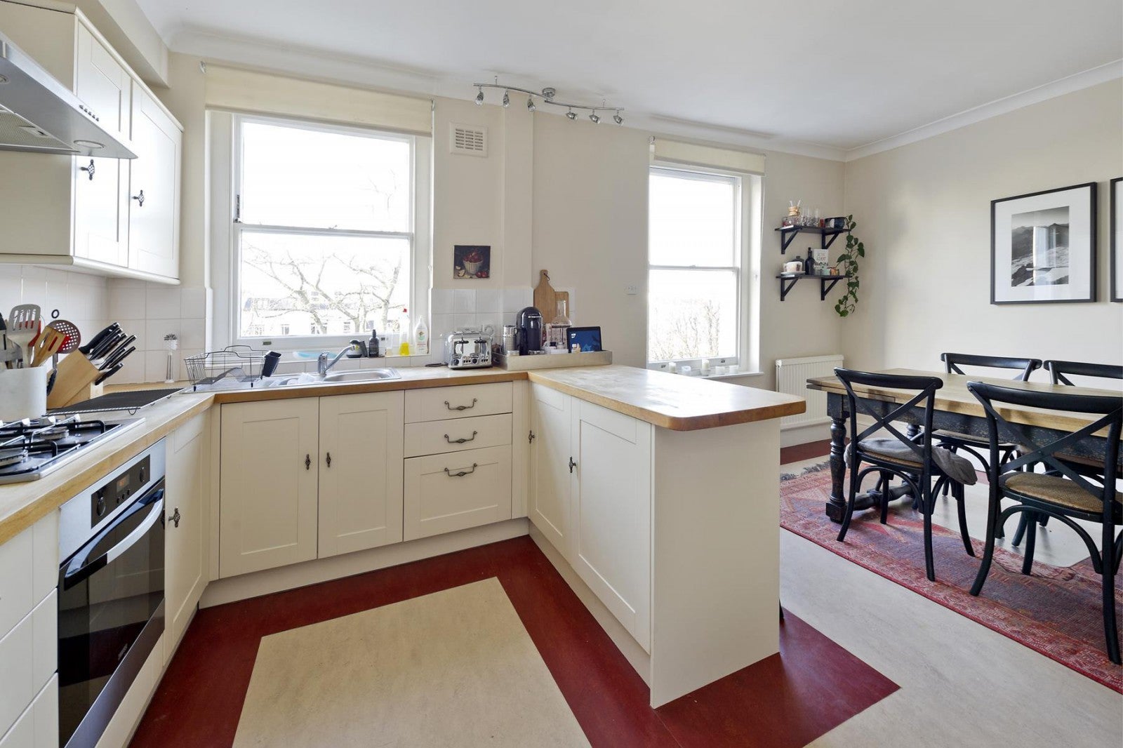 Flat Arundel Gardens in Greater London