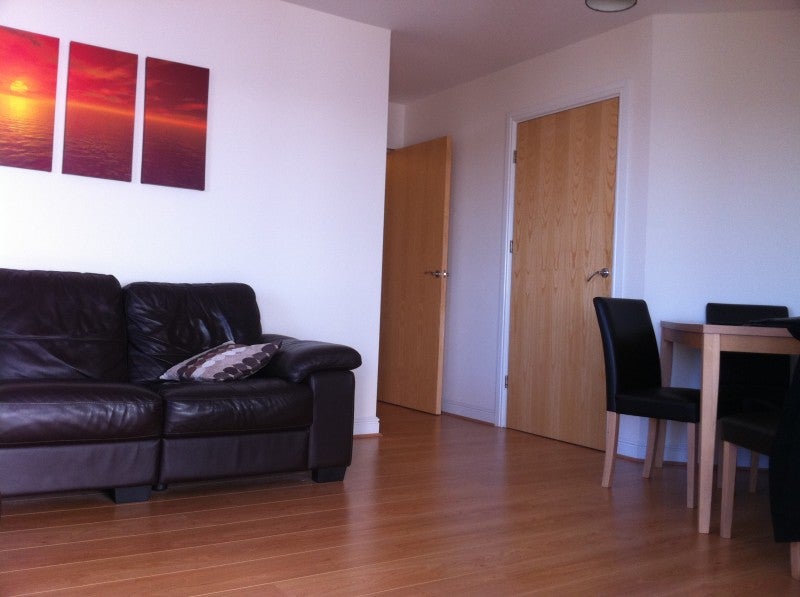 Flat Melling Drive in Greater London