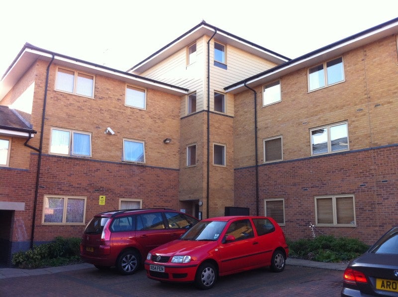 Flat Melling Drive in Greater London