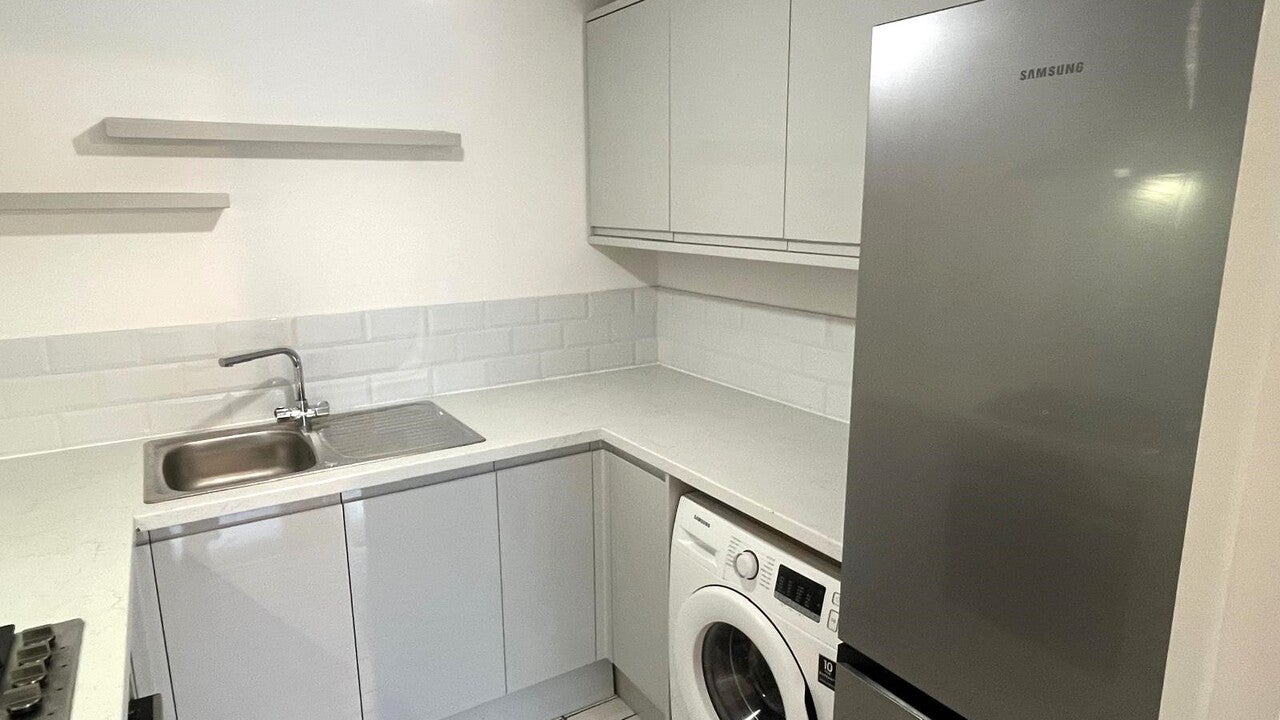 Flat Northfield Avenue in Greater London