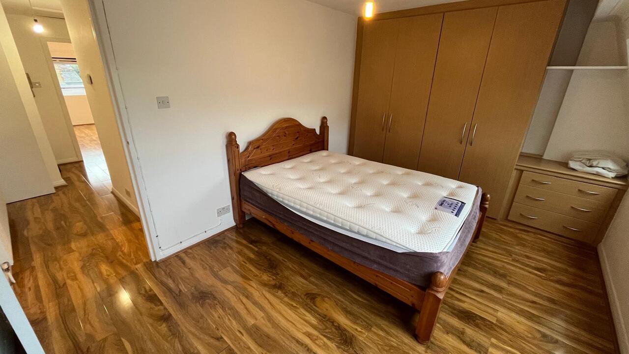 Flat Northfield Avenue in Greater London