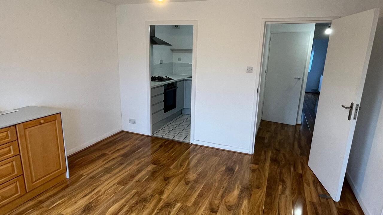Flat Northfield Avenue in Greater London
