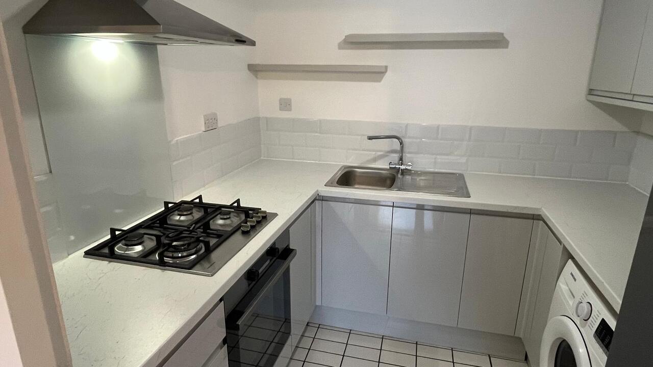 Flat Northfield Avenue in Greater London