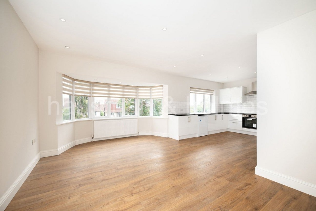 Flat Helenslea Avenue in Greater London