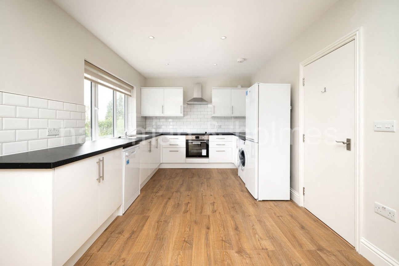 Flat Helenslea Avenue in Greater London