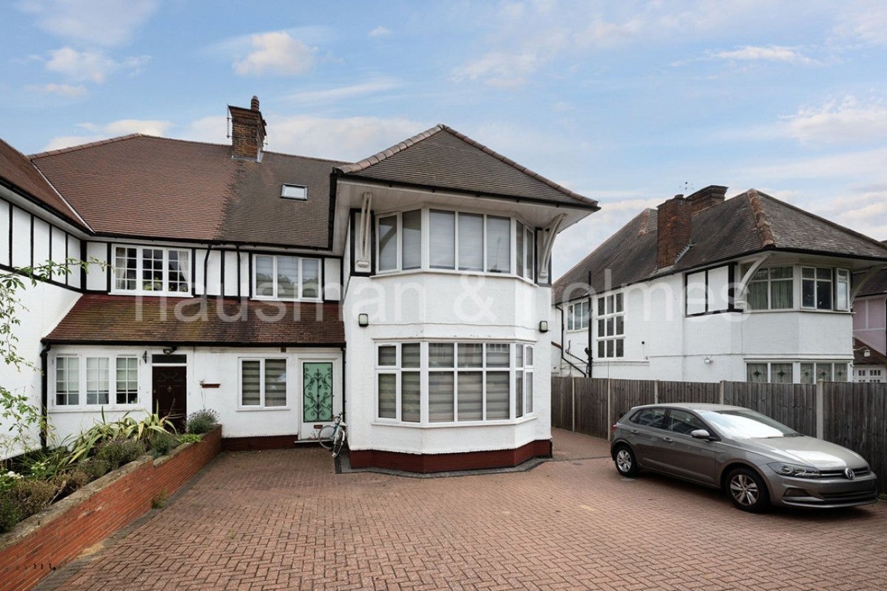 Flat Helenslea Avenue in Greater London